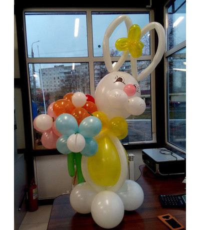 Фигура из шаров Заяц с букетом цветов
