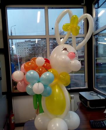 Фигура из шаров Заяц с букетом цветов